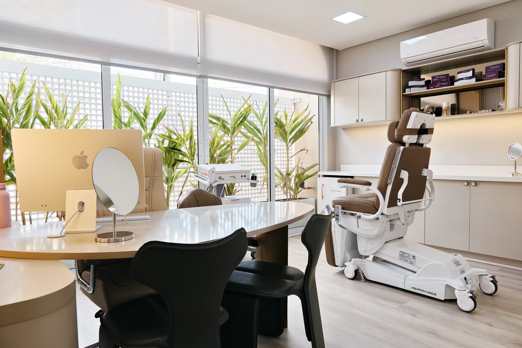 Consultório da Clínica Giorgia, com luz natural e equipamentos de atendimento